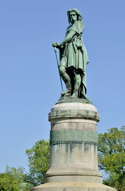 Vercingetorix (72-46 ईसा पूर्व) की विशाल प्रतिमा, गैलिक नेता - बाजरा ऐम की मूर्तिकला (1819-1891) 1865 में मोंट औक्सोइस के पश्चिमी भाग पर 6.60 मीटर लंबा एरिगे (वायलेट ले डक द्वारा आधार 7 मीटर ऊंचा) एलिस सैंट रेइन 1865 द्वारा ऐमे बाजरा