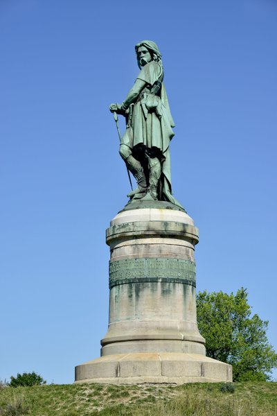 Vercingetorix (72-46 ईसा पूर्व) की विशाल प्रतिमा, गैलिक नेता - बाजरा ऐम की मूर्तिकला (1819-1891) 1865 में मोंट औक्सोइस के पश्चिमी भाग पर 6.60 मीटर लंबा एरिगे (वायलेट ले डक द्वारा आधार 7 मीटर ऊंचा) एलिस सैंट रेइन 1865 द्वारा ऐमे बाजरा