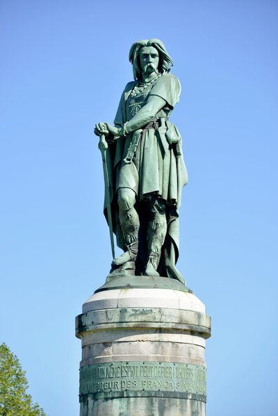 Vercingetorix (72-46 ईसा पूर्व) की विशाल प्रतिमा, गैलिक नेता - बाजरा ऐम की मूर्तिकला (1819-1891) 1865 में मोंट औक्सोइस के पश्चिमी भाग पर 6.60 मीटर लंबा एरिगे (वायलेट ले डक द्वारा आधार 7 मीटर ऊंचा) एलिस सैंट रेइन 1865 द्वारा ऐमे बाजरा