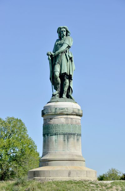 Vercingetorix (72-46 ईसा पूर्व) की विशाल प्रतिमा, गैलिक नेता - बाजरा ऐम की मूर्तिकला (1819-1891) 1865 में मोंट औक्सोइस के पश्चिमी भाग पर 6.60 मीटर लंबा एरिगे (वायलेट ले डक द्वारा आधार 7 मीटर ऊंचा) एलिस सैंट रेइन 1865 द्वारा ऐमे बाजरा