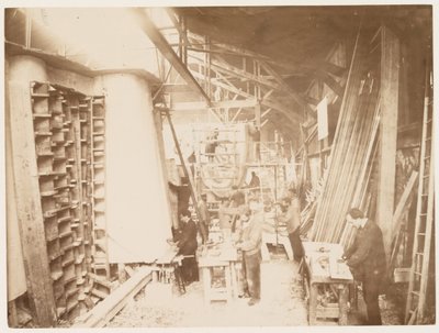 स्टैचू ऑफ़ लिबर्टी, पेरिस, 1883 के निर्माण के दौरान काम करने वाले पुरुष द्वारा अल्बर्ट फर्निक