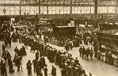 वाटरलू स्टेशन, लंदन में 1930 में ट्रेनों की प्रतीक्षा में हॉलिडे-मेकर्स की कतार। द्वारा अल्फिएरी