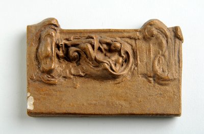एक बैठे चित्र के साथ एक पैनल के लिए Maquette (चित्रित प्लास्टर) द्वारा अल्फ्रेड गिल्बर्ट