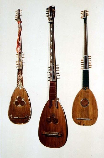 तीन चित्तरोनी, दो वेनिस से c.1608 और एक ब्रिटेन से c.1885, 'म्यूजिकल इंस्ट्रूमेंट्स' (रंगीन लिथो) से द्वारा अल्फ्रेड जेम्स हिपकिंस