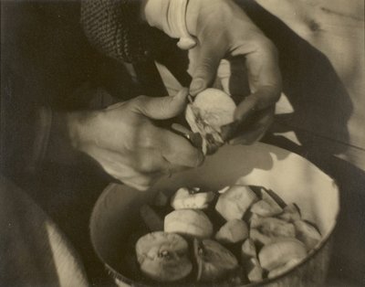 जॉर्जिया ओ'कीफ़े - हैंड्स, 192022। द्वारा अल्फ्रेड स्टिग्लिट्ज़