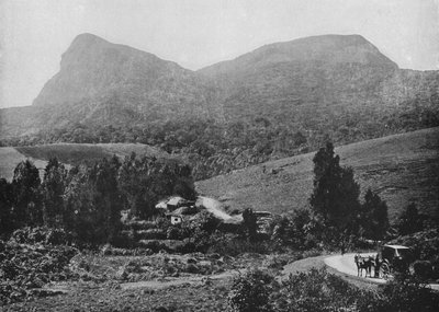 हाकगल्ला की सड़क पर। हाकग्ला रॉक इन द डिस्टेंस, c1890, 1910 द्वारा अल्फ्रेड विलियम अमैंडस प्लेट
