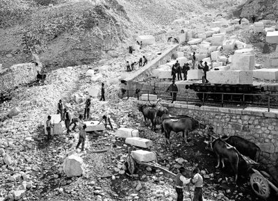 Ravaccione की खदान में संगमरमर के लोडिंग ब्लॉक (b/w फोटो) द्वारा फ्रेटेली एलिनारी