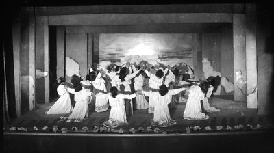 विला रोजा माल्टोनी मुसोलिनी: प्रदर्शन करती छात्राएं (बी/डब्ल्यू फोटो) द्वारा फ्रेटेली एलिनारी