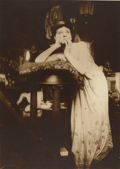 महिला मॉडल टियारा, पेरिस, 1899 (सेपिया टोंड जिलेटिन सिल्वर प्रिंट) पहने हुए द्वारा अल्फोंस मुचा