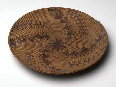 आटे का आटा शिफ्टिंग ट्रे, c.1860-1909 द्वारा अमांडा विल्सन