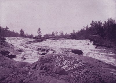 Bogg's River Falls, Adirondacks (b/w photo) द्वारा अमेरिकी फ़ोटोग्राफ़र (बाद में)