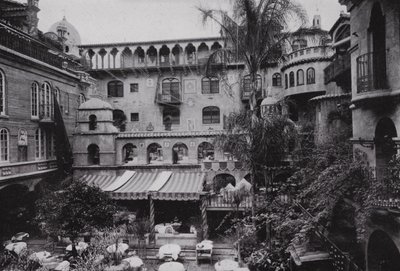 कैलिफ़ोर्निया: रिवरसाइड, ग्लेनवुड मिशन इन का आंगन डाइनिंग रूम (बी/डब्ल्यू फोटो) द्वारा अमेरिकी फ़ोटोग्राफ़र (बाद में)