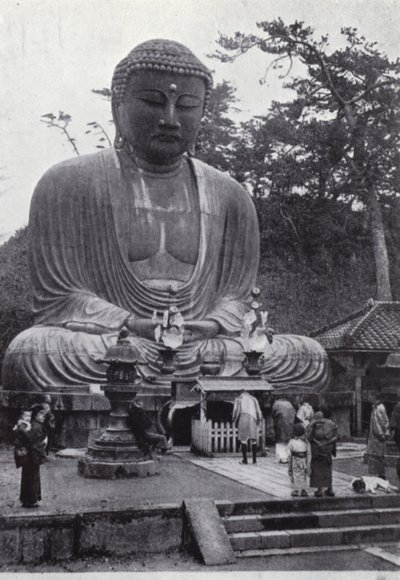 महान कांस्य बुद्ध, छह शताब्दियों के लिए पूजनीय (b/w फोटो) द्वारा अमेरिकी फ़ोटोग्राफ़र (बाद में)