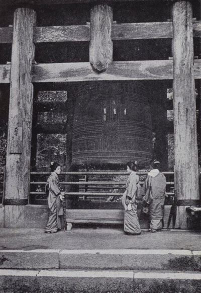चिउ-जू मंदिर की महान घंटी (बी/डब्ल्यू फोटो) द्वारा अमेरिकी फ़ोटोग्राफ़र (बाद में)