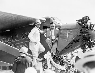 6 अगस्त 1927 को लव फील्ड में डलास स्पिरिट के अनावरण पर कैप्टन और श्रीमती पी। इरविन द्वारा अमेरिकी फोटोग्राफर