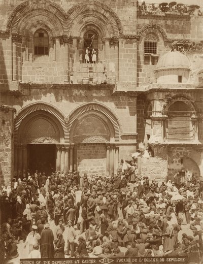 चर्च ऑफ होली सेपुलचर, यरुशलम, आंगन के साथ तीर्थयात्रियों की भीड़ ईस्टर, 1898-1911 के लिए एकत्र हुई द्वारा अमेरिकी फोटोग्राफर