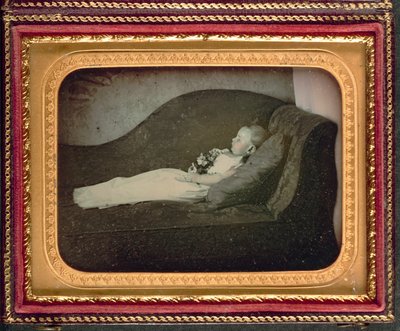 डेड चाइल्ड ऑन अ सोफा, c.1855 द्वारा अमेरिकी फोटोग्राफर