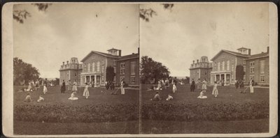 हवेली और लॉन के सामने, Oneida समुदाय, न्यूयॉर्क राज्य, c.1870 द्वारा अमेरिकी फोटोग्राफर