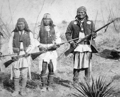 गेरोनिमो और उसके तीन अपाचे योद्धा द्वारा American Photographer