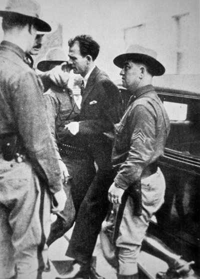जैक 'लेग्स' डायमंड (1896-1931) को पुलिस हिरासत में लिया जा रहा है द्वारा अमेरिकी फोटोग्राफर