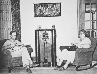 रेडियो पर राष्ट्रपति रूजवेल्ट की 'फायरसाइड चैट्स' में से एक को सुनना, कंसास, c.1930 (b/w फोटो) द्वारा अमेरिकी फोटोग्राफर