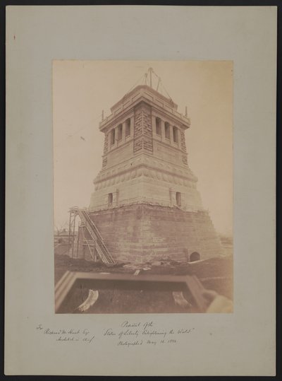 16 वीं मई 17886 में निर्माण के दौरान रिचर्ड मॉरिस हंट द्वारा डिजाइन "स्टैच्यू ऑफ लिबर्टी की दुनिया को जगजाहिर" द्वारा अमेरिकी फोटोग्राफर