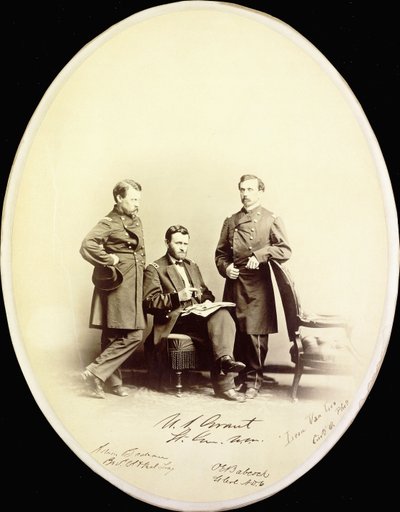 सैन्य वर्दी में Ulysses S. Grant और उनके सहयोगियों, Orville E. Babcock और Adam Badeau की हस्ताक्षरित तस्वीर, C.1.165 द्वारा अमेरिकी फोटोग्राफर