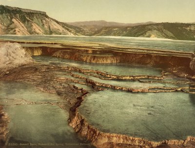 समिट बेसिन, मैमथ हॉट स्प्रिंग, येलोस्टोन नेशनल पार्क, c.1898 (फोटोक्रोम) द्वारा अमेरिकी फोटोग्राफर