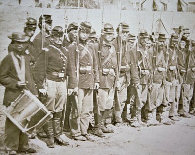 छठी मेन इन्फैंट्री Regt। फ्रेडरिक्सबर्ग की लड़ाई के बाद परेड पर केंद्रीय सेना द्वारा अमेरिकी फोटोग्राफर