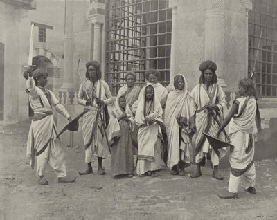 सौडानीज की मंडली द्वारा अमेरिकी फोटोग्राफर
