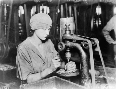 वेस्टिंगहाउस इलेक्ट्रिक एंड Mfg। कं, ईस्ट पिट्सबर्ग, Pa।, प्रथम विश्व युद्ध, 1914-18 के दौरान डेटोनेटर ट्यूब होल और फिलिंग होल में हैंड काउग्रेनिग करने वाली महिला। द्वारा अमेरिकी फोटोग्राफर