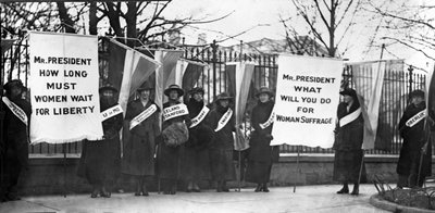 महिलाओं ने व्हाइट हाउस, वाशिंगटन डीसी, पब के सामने धरना दिया। 1917 द्वारा अमेरिकी फोटोग्राफर