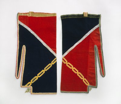लेगिंग्स, चिप्पेवा, c.1840 (ऊन का कपड़ा, कांच के मोती, रेशम रिबन, बास्ट फाइबर पट्टियाँ और धागा) द्वारा अमेरिकी स्कूल
