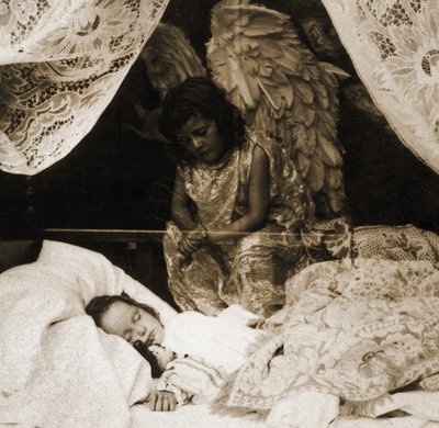 सो रही लड़की को उसके अभिभावक एंजेल, 1898 (स्टीरियोोग्राफ़) द्वारा देखा जा रहा द्वारा अमेरिकी स्कूल