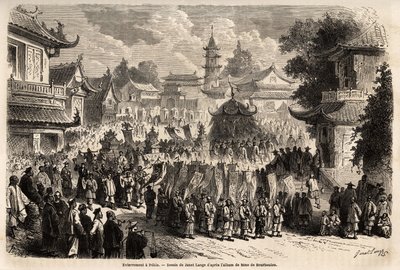 पेकिन में एक अंतिम संस्कार, कोर्टेज की अग्रिम पंक्ति में, प्रशंसा के शिलालेखों के साथ बैनरों को आगे बढ़ाते हैं, इसके बाद संगीतकारों की एक मंडली होती है, फिर भिक्षु देवताओं की मूर्तियों को ले जाते हैं, बियर से पहले, रेशम से ढके एक विशाल कैटाफलक पर ड्रेपेरी द्वारा आंग लुइस जेनेट