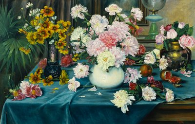 Peonies, Roses और अन्य फूल Vases में एक टेबल पर एक ब्लू क्लॉथ, 1913 के साथ लिपटा द्वारा Anna Knittel