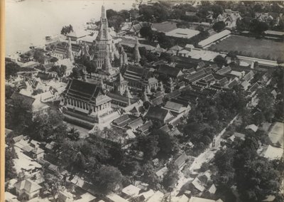बैंकॉक में वाट अरुण मंदिर परिसर का हवा से दृश्य द्वारा गुमनाम