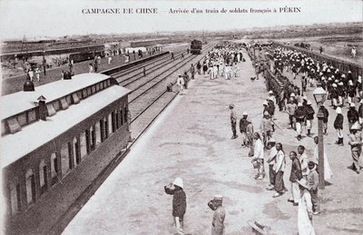1900-1901 के आसपास चीनी अभियान फोटोग्राफी के दौरान पेकिन में एक फ्रांसीसी सैनिक ट्रेन का आगमन - निजी संग्रह द्वारा अनाम अनाम