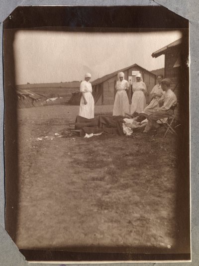 प्रथम विश्व युद्ध 1914-1918: हेलियोथेरेपी। फ्रांसीसी रेड क्रॉस (रेड क्रॉस) के घायल सैनिक और नर्स, मांचे में कौविल का शिविर, लोअर नॉर्मंडी (लोअर नॉर्मंडी), फ्रांस। बेनामी तस्वीर जुलाई 1917। निजी संग्रह, स्टेला। द्वारा अनाम अनाम
