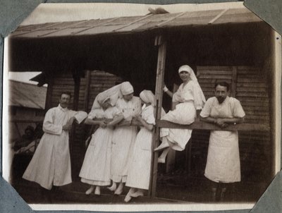 प्रथम विश्व युद्ध 1914-1918: फ्रांस के कौविल, मांचे, बासे-नॉरमैंडी (बासे नॉर्मंडी) में ब्लाउज में नर्सें और डॉक्टर। बेनामी तस्वीर जुलाई 1917। निजी संग्रह, स्टेला। द्वारा अनाम अनाम