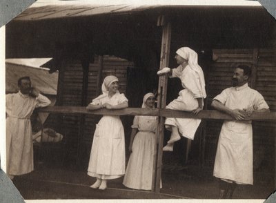 प्रथम विश्व युद्ध 1914-1918: कूविल, मांचे, लोअर नॉरमैंडी (बासे नॉर्मंडी), फ्रांस में बात करते हुए ब्लाउज में नर्सें और डॉक्टर। बेनामी तस्वीर जुलाई 1917। निजी संग्रह, स्टेला। द्वारा अनाम अनाम