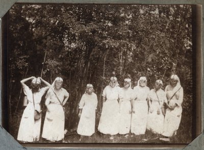 प्रथम विश्व युद्ध १९१४-१९१८: फ्रांस के कुविल, मांचे, लोअर नॉर्मंडी (लोअर नॉर्मंडी) के पास जंगल में गैस मास्क पहने ब्लाउज में नर्सें। बेनामी फोटोग्राफी मई 1917। निजी संग्रह, स्टेला। द्वारा अनाम अनाम