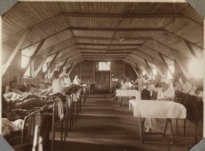 प्रथम विश्व युद्ध 1914-1918: फ्रांसीसी रेड क्रॉस (रेड क्रॉस) के घायल सैनिक और नर्स, इंग्लिश चैनल में कौविल का शिविर, लोअर नॉर्मंडी (लोअर नॉर्मंडी), फ्रांस। बेनामी तस्वीर जुलाई 1917। निजी संग्रह, स्टेला। द्वारा अनाम अनाम