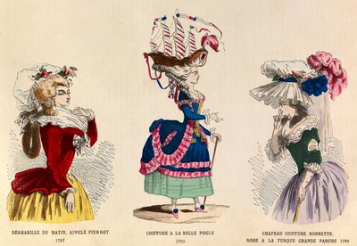 बाएँ से दाएँ: 1787 में Deshabille du matin ने Pierrot को बुलाया; १७८० में केश एक ला बेले चौले; टोपी टोपी और 1786 में एक तुर्की महान अलंकरण पोशाक - निजी संग्रह द्वारा अनाम अनाम