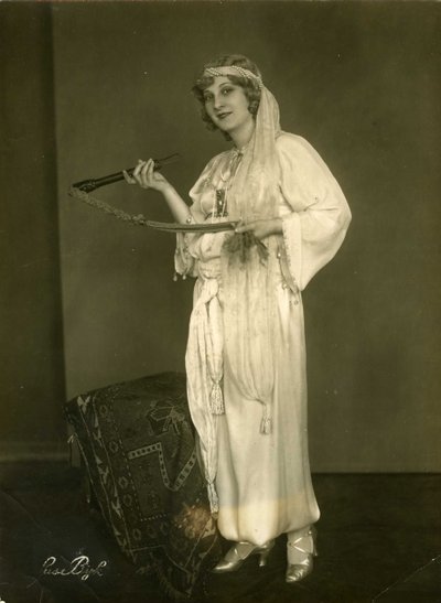 L'Enlevement au serail - Lotte Schoene (Schone) (1891-1977) वोल्फगैंग एमेडियस मोजार्ट द्वारा "द एबडक्शन फ्रॉम द सेराग्लियो" में ब्लोंड के रूप में द्वारा अनाम अनाम