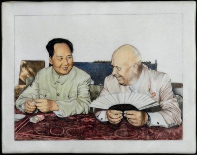 निकिता ख्रुश्चेव (1894-1971) और माओ ज़ेडॉन्ग (त्से-तौंग, त्से तोंग) (1893-1976) - निकिता ख्रुश्चेव और माओ ज़ेडॉन्ग - बेनामी। चीनी मिट्टी के बरतन, ओवरग्लेज़ सजावट, 1960 के दशक की शुरुआत में। निजि संग्रह द्वारा अनाम अनाम