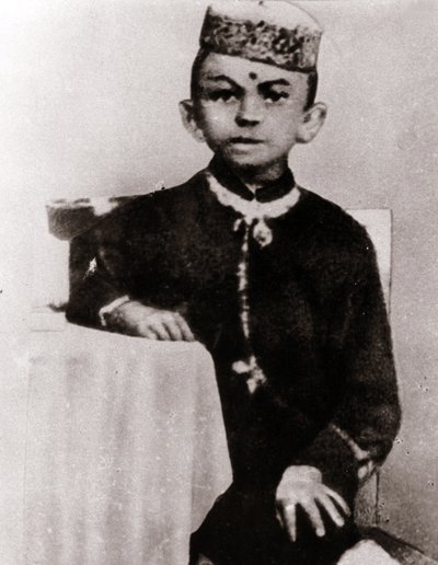 राजनीतिक नेता मोहनदास करमचंद गांधी का चित्र (1869-1948) बच्चा - 1875 के आसपास फोटोग्राफी द्वारा अनाम अनाम