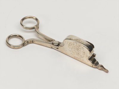 कैंडल स्नफ़र, आयुध बोर्ड, c.1696 (स्नफ़र) द्वारा एंथोनी नेलमे