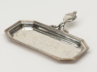 कैंडल स्नफर ट्रे, आयुध बोर्ड, c.1696 (ट्रे, स्नफ़र) द्वारा एंथोनी नेलमे