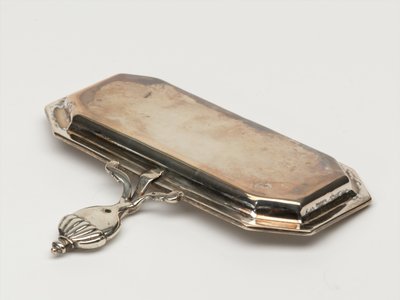 कैंडल स्नफ़र ट्रे, आयुध बोर्ड, c.1696 (ट्रे, स्नफ़र) द्वारा एंथोनी नेलमे